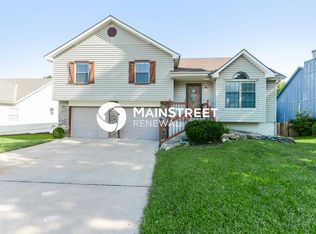118 W Laredo Trl, Raymore, MO 64083