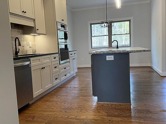 3rd image of 325 Lake Pointe Dr