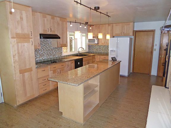 3rd image of 709 Central Dr