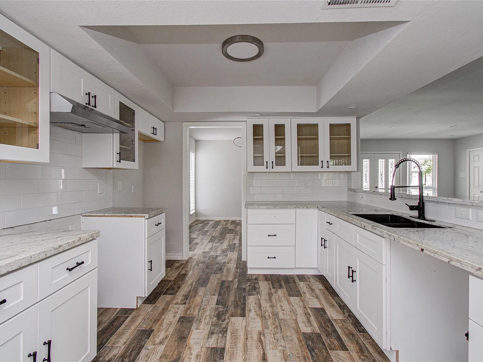3 bed, 2.0 bath, 1900 sqft, $2,500 — Photo 3