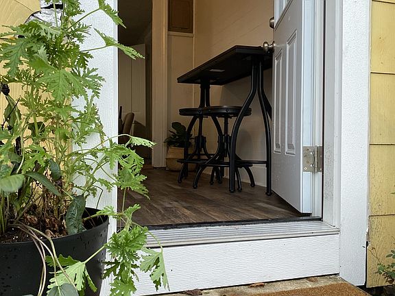 Welcome to a cozy downtown apartment. Parking and entry at the back of the house.