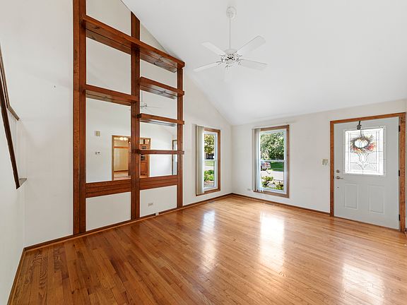 4th image of 2456 Larchmont Ln