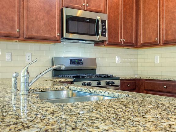 5th image of 110 Queen Anne Ln