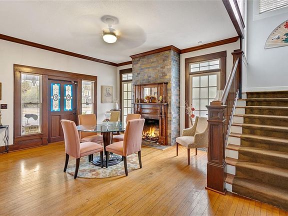 4th image of 824 E University Ave