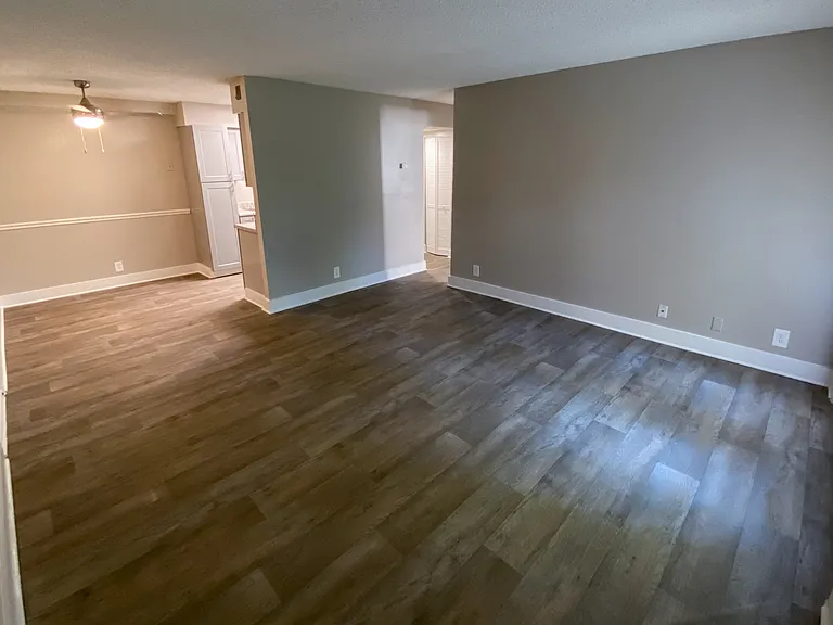 Bell Hollow Apartments — Photo 10