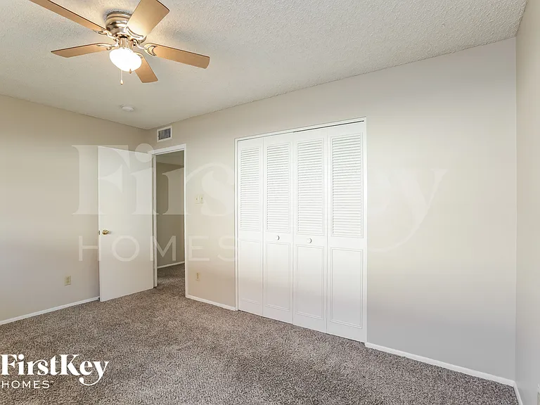614 E Greenway Dr — Photo 13