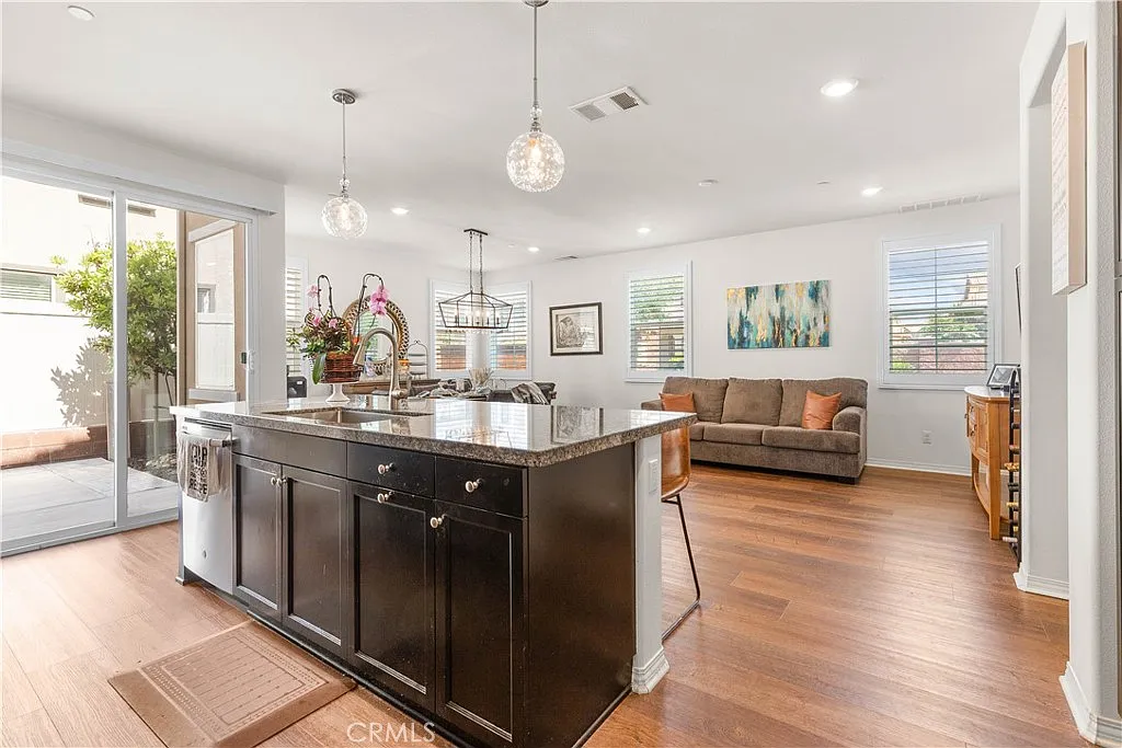 4 bed, 2078 sqft, $4,000 — Photo 3