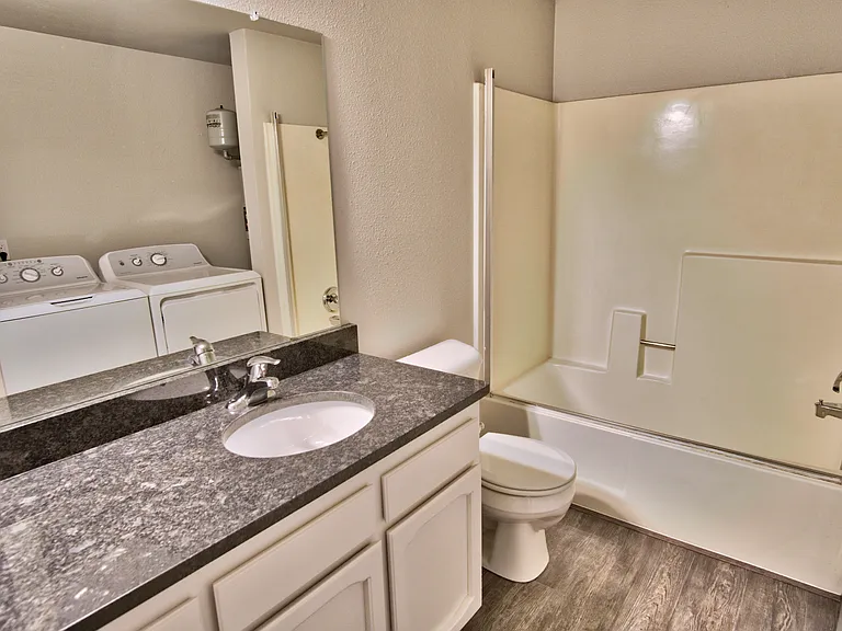 1302 NW Knoxville Blvd #303 — Photo 6