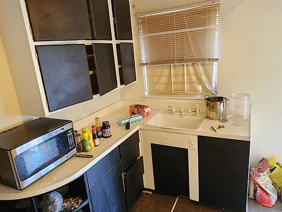 4th image of 569 Taft St