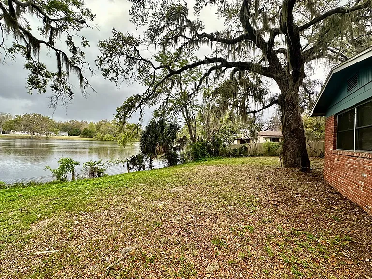 1317 Cambridge Dr — Photo 24