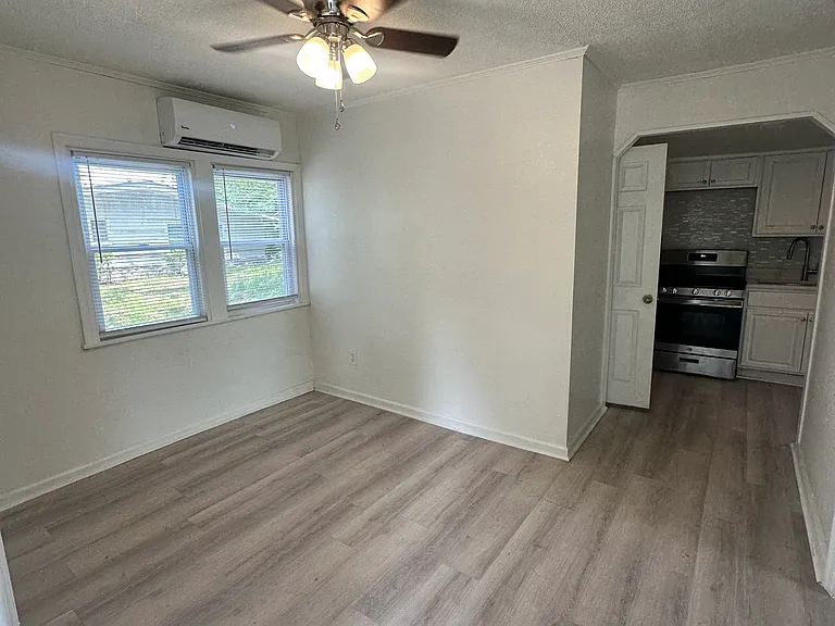 9558 8th Bay St — Photo 3