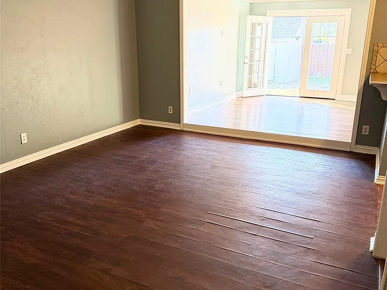 6902 Colony Park Dr — Photo 2