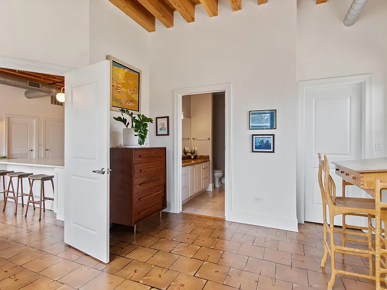 2310 W Nelson St #301 — Photo 12