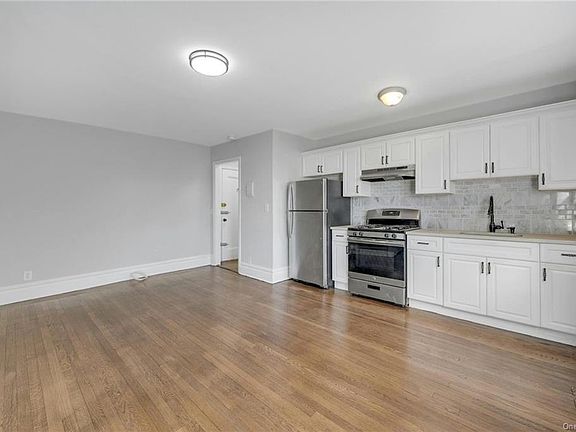 3rd image of 10 Oakridge Pl APT 5A