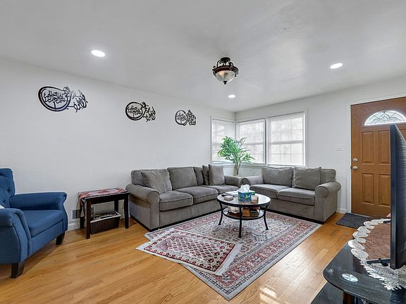 3rd image of 188 Luddington Ave