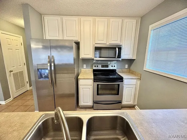 125 N Springview Dr — Photo 2