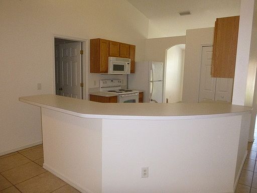 5th image of 211 NE 24th Ave
