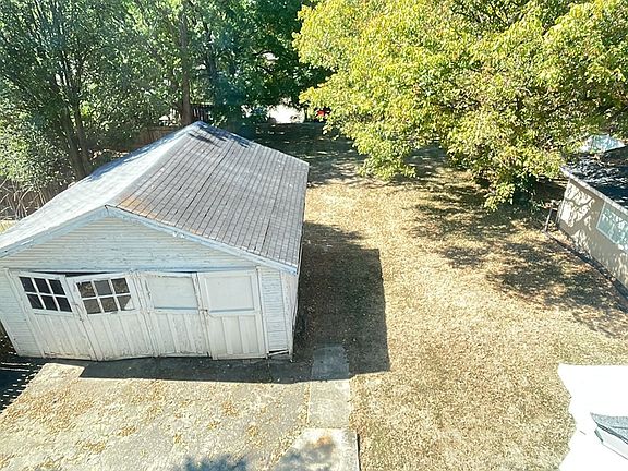 3rd image of 3153 Glenmore Ave