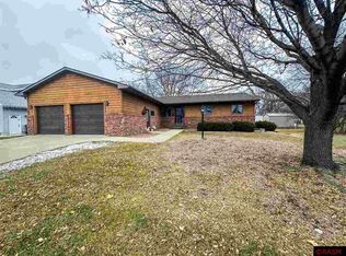 907 N Nicollet St, Winthrop, MN 55396