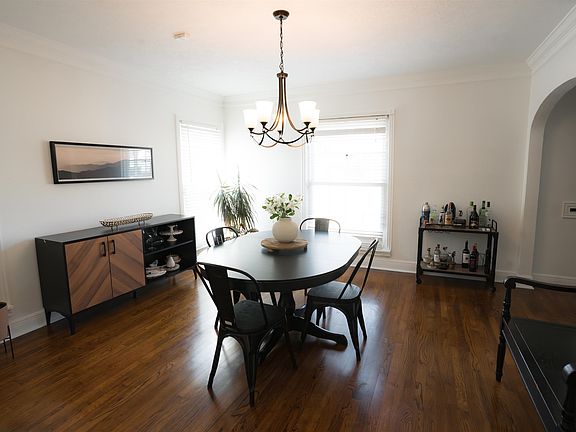 4th image of 2585 Gladys Ave.