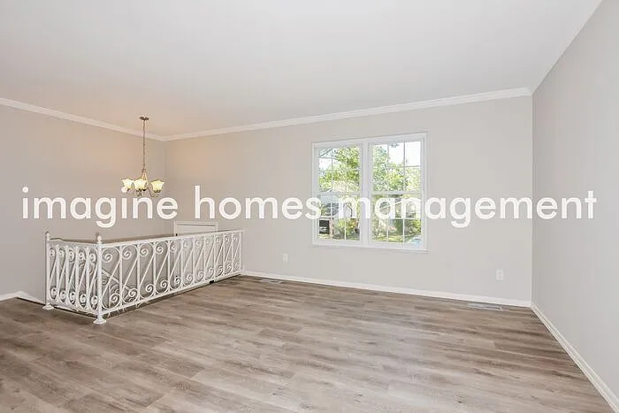 908 Broadhurst Dr — Photo 4