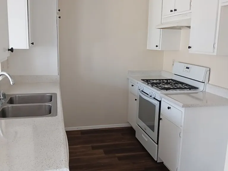 420 E 7th St — Photo 19