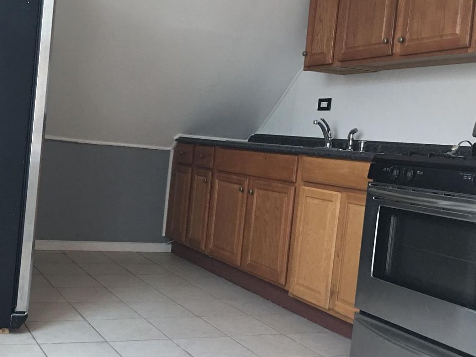 2nd image of 735 Laurel Ave Floor 3