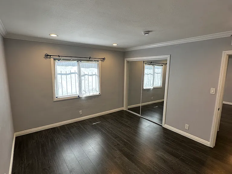10220 S Van Ness Ave — Photo 12