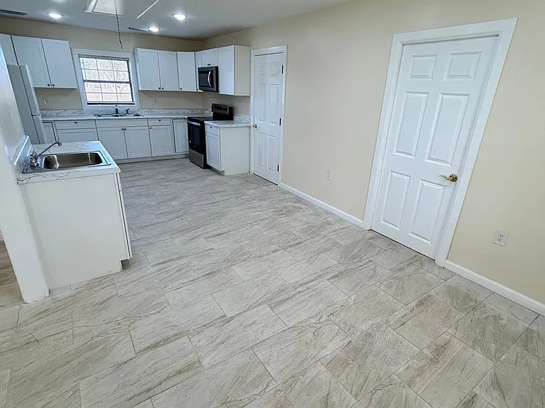 2433 Wakulla Ave — Photo 5