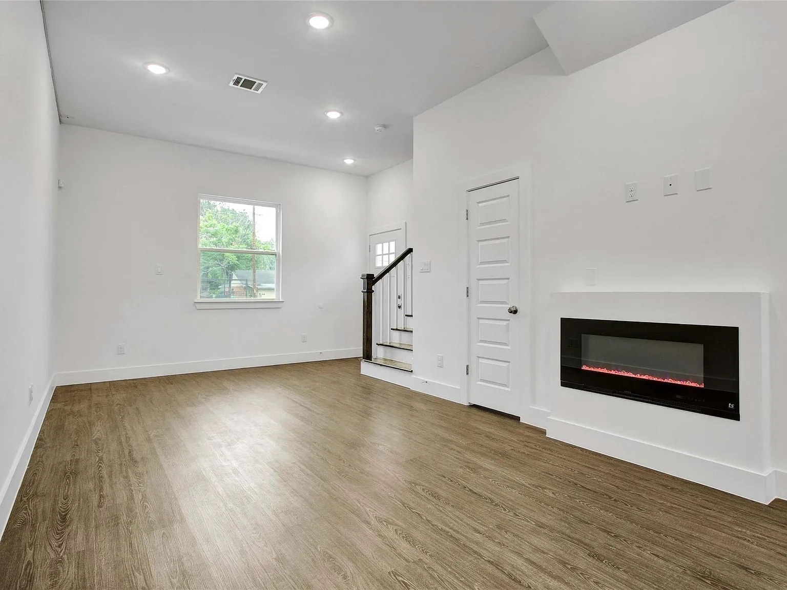 4 bed, 2.5 bath, 3400 sqft, $2,095 — Photo 2