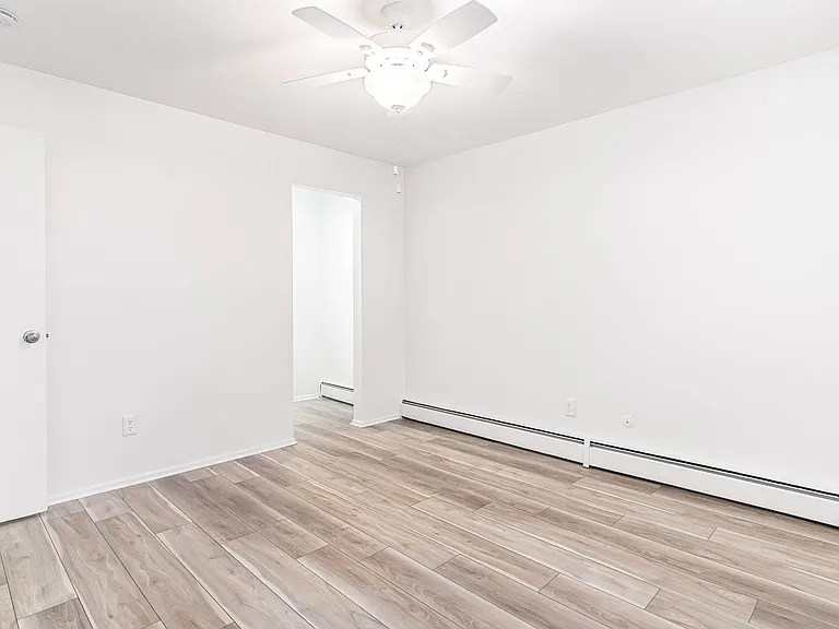 Lindsay Court Apartments — Photo 17