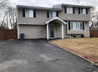 31 Campo Ave, Selden, NY 11784