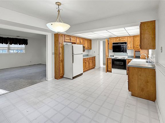 4th image of 1828 University Dr