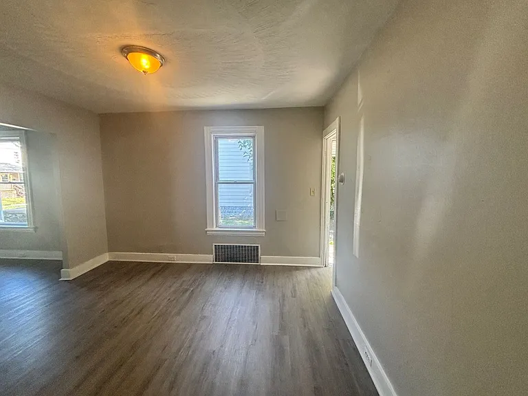 323 W 25th St — Photo 3