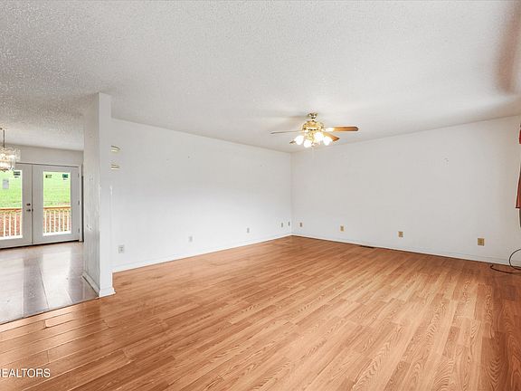 4th image of 632 Mountain View Dr