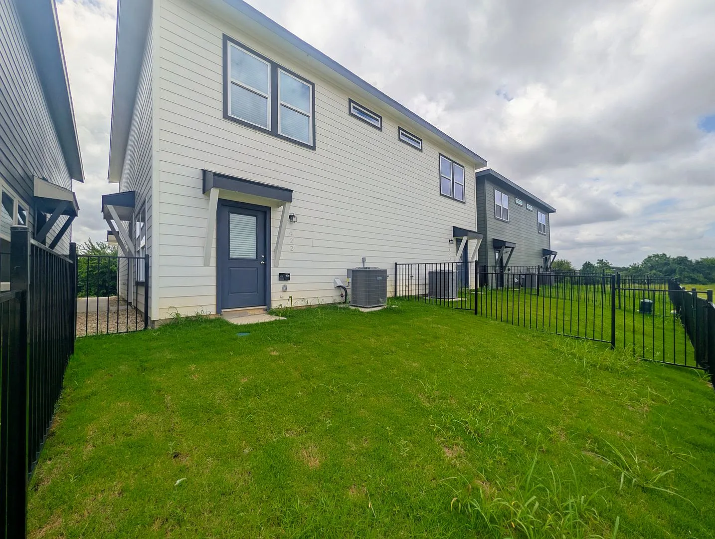 Brand New Duplex in New East Parks Community — Photo 3