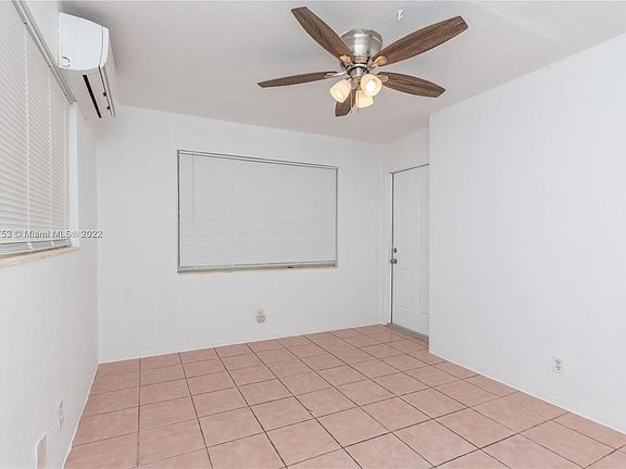 3rd image of 905 NE 10th Ave #3