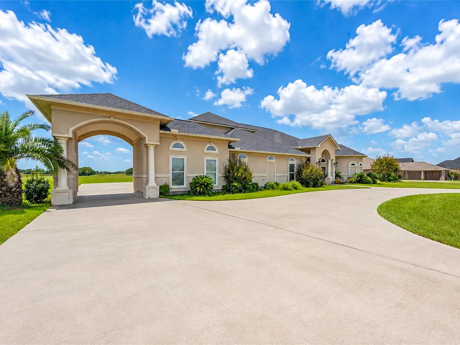 5 bed, 3.5 bath, 4318 sqft, $4,650 — Photo 3