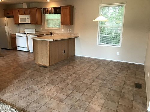 3rd image of 90 Suzanne Blvd