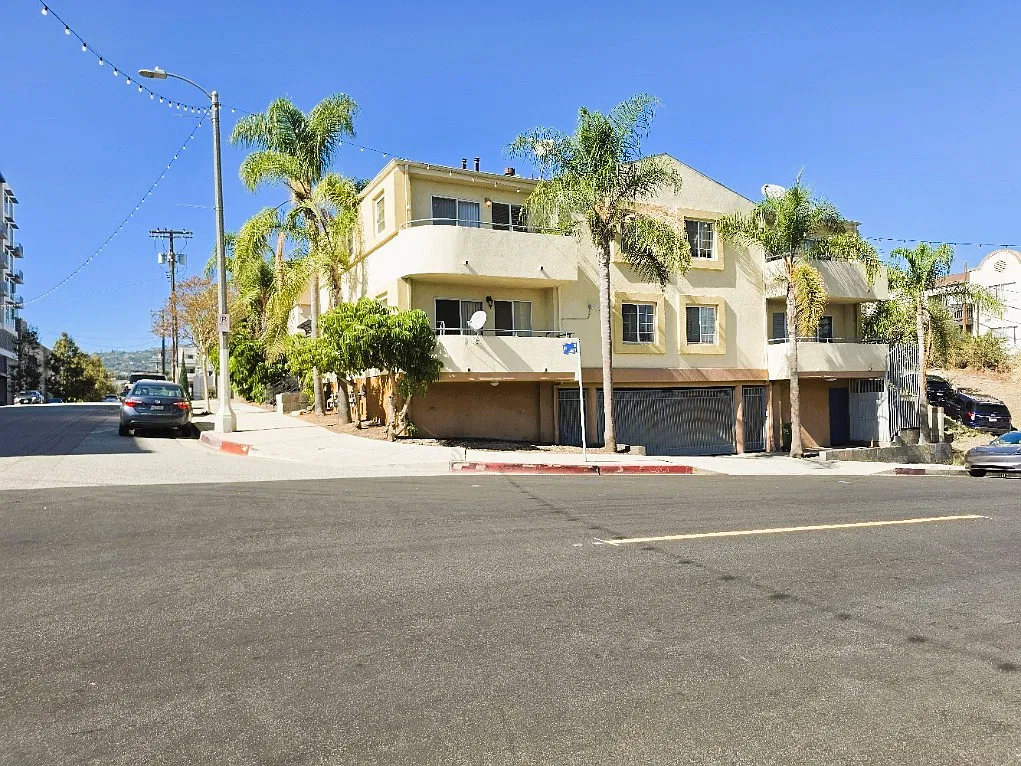 2 bed, 1000 sqft, $2,495 — Photo 3