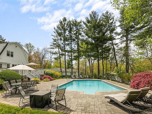 4th image of 6 Beaumont Dr