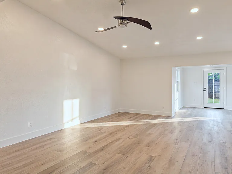 2733 Teakwood Dr — Photo 11