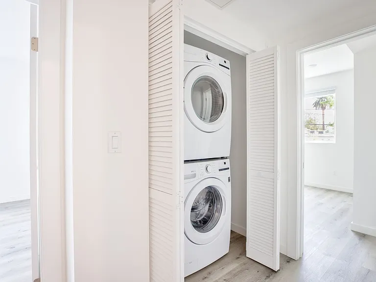 14748 Victory Blvd — Photo 4