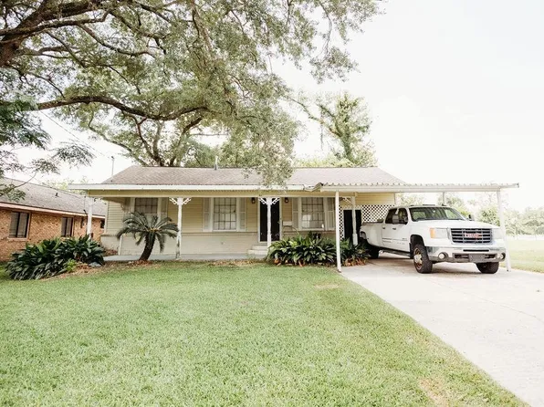 211 Aqua Dr, Lake Charles, LA 70605