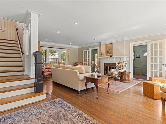 4th image of 610 W 62nd St