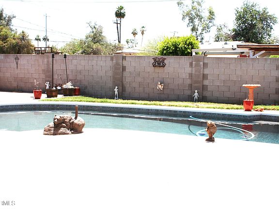 3rd image of 2939 W LARKSPUR Drive