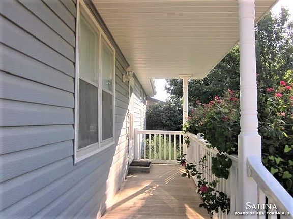 3rd image of 1233 Louise Ln