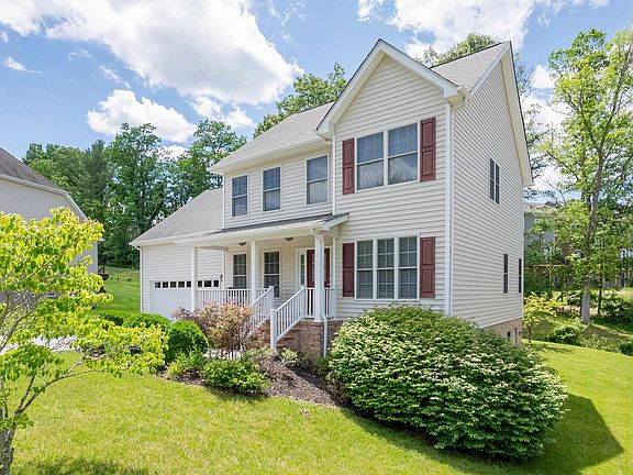 3rd image of 204 Mountain Breeze Dr