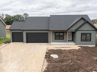 3822 N Woodbury Ln, Janesville, WI 53545