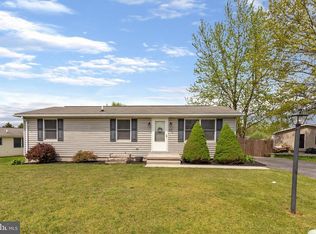 25 W Locust Ln, New Oxford, PA 17350